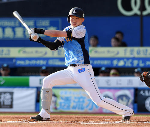 ロッテ対西武　1回表西武無死二塁、源田は左適時二塁打を放ち先制する（撮影・滝沢徹郎）