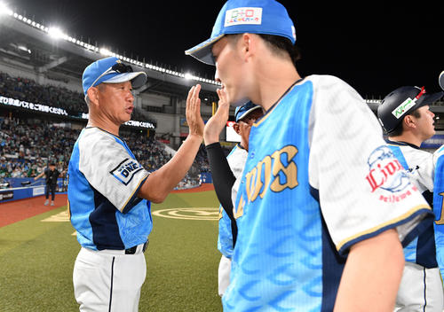 ロッテ対西武　試合後、西武源田（手前）とタッチを交わす辻監督（撮影・滝沢徹郎）