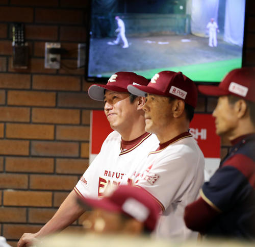 楽天対オリックス　6回表オリックスに逆転を許し、ベンチで苦笑する楽天・平石監督（奥）（撮影・浅見桂子）