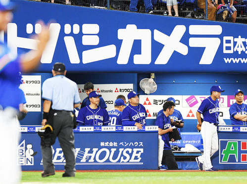 DeNAにサヨナラ負けを喫し、うなだれる与田監督（左端）ら中日ナイン（撮影・加藤諒）