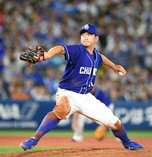 5回、先発小笠原慎之介は土にまみれたユニフォームで力投する（撮影・加藤諒）