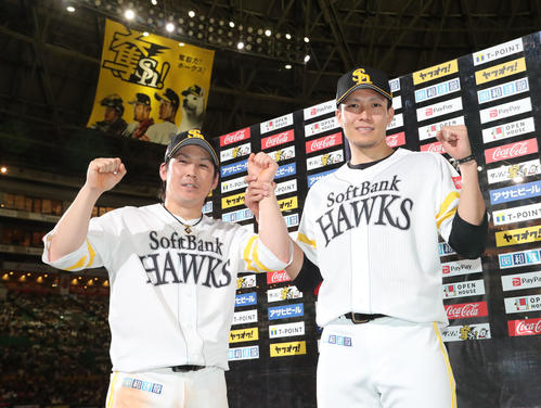 ヒーローになったソフトバンク千賀（右）と甲斐はガッツポーズ（撮影・梅根麻紀）