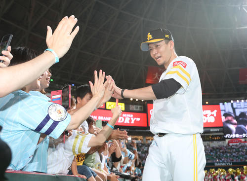 勝利投手となった千賀（右）はファンとハイタッチをかわす（撮影・梅根麻紀）