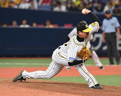 阪神対広島　9回から登板した岩崎優（撮影・奥田泰也）