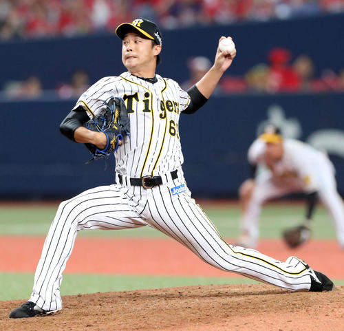 阪神対広島　8回表、阪神3番手で登板する島本（撮影・加藤哉）