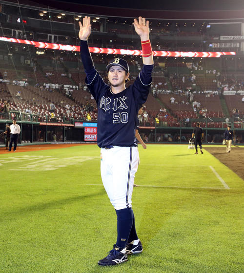 楽天対オリックス　勝ち越し適時三塁打を放ったオリックス小田はスタンドに笑顔で手を振る（撮影・浅見桂子）