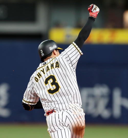 阪神対広島　9回裏阪神無死一、二塁、大山は右越え3点サヨナラ本塁打を放ちガッツポーズを見せる（撮影・加藤哉）