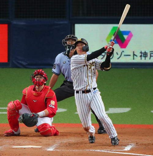 9回裏阪神無死一、二塁、大山悠輔は右越えサヨナラ3点本塁打を放つ（撮影・宮崎幸一）