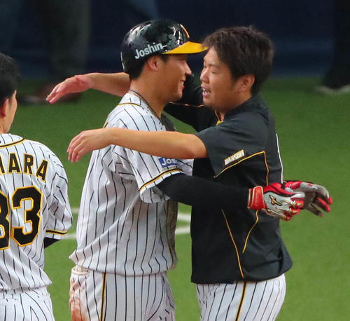 サヨナラ3点本塁打を放った大山悠輔（左）は西勇輝と抱き合う（撮影・宮崎幸一）