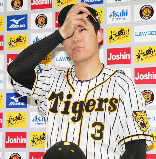 阪神対広島　サヨナラ本塁打を放った大山はお立ち台でヒーローインタビューを受ける（撮影・加藤哉）