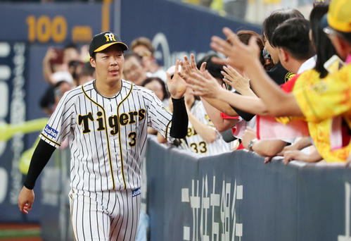 阪神対広島　サヨナラ右越え本塁打を放った大山は笑顔でファンとハイタッチする（撮影・加藤哉）