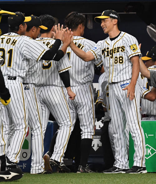 阪神対広島　大山悠輔のサヨナラ本塁打で広島に勝利、笑顔で選手を迎える矢野燿大監督（右）（撮影・奥田泰也）