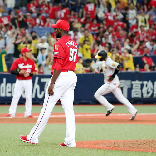 阪神対広島　9回裏阪神無死一、二塁、フランスアは大山に右越え3点サヨナラ本塁打を被弾しサヨナラ負け（撮影・加藤哉）