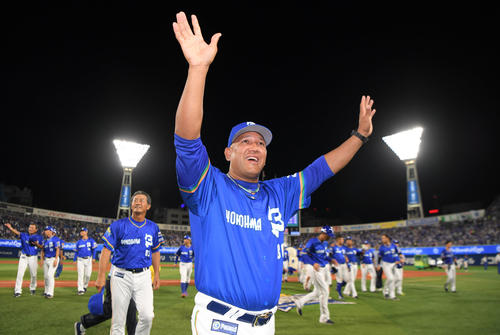 DeNA対中日　中日にサヨナラ勝ちし、歓声に笑顔で応えるDeNAのラミレス監督（撮影・加藤諒）