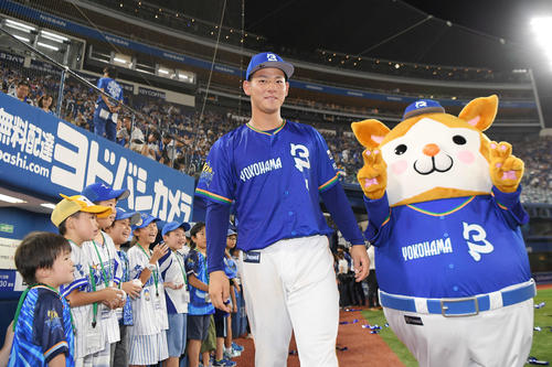 DeNA対中日　中日に勝利し、マスコットと笑顔を見せるDeNAの伊藤裕（撮影・加藤諒）