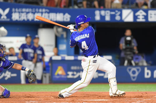 DeNA対中日　8回裏DeNA無死一塁、伊藤裕は左越えに同点の2点本塁打を放つ（撮影・加藤諒）