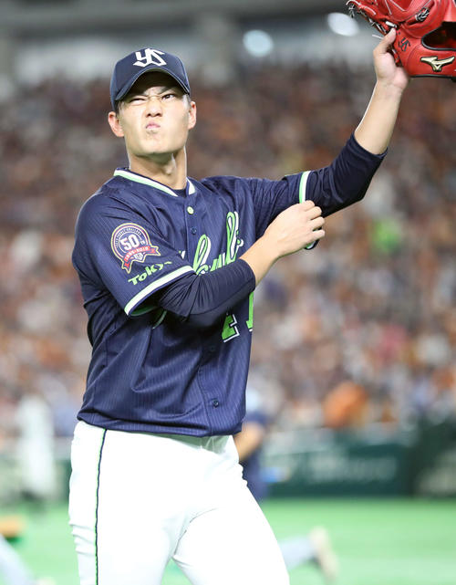 巨人対ヤクルト　3回裏を終え、この回4失点の高橋は悔しそうにベンチに戻る（撮影・河野匠）