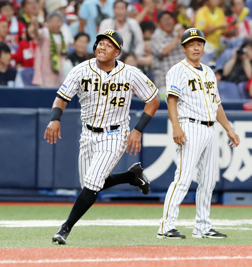 阪神対広島　8回裏阪神無死一、二塁、一走ソラーテは大山の中越え適時二塁打で生還する、右は藤本コーチ（撮影・加藤哉）