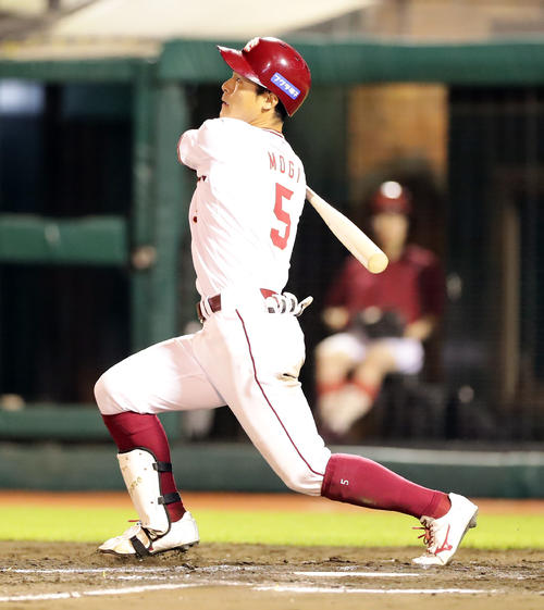楽天対オリックス　6回裏楽天2死満塁、茂木は右翼に満塁本塁打を放つ（撮影・浅見桂子）