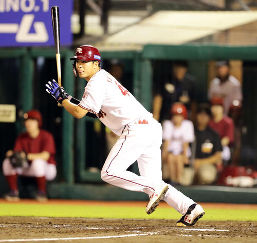 楽天対オリックス　4回裏楽天2死満塁、渡辺佳は左適時打を放つ（撮影・浅見桂子）