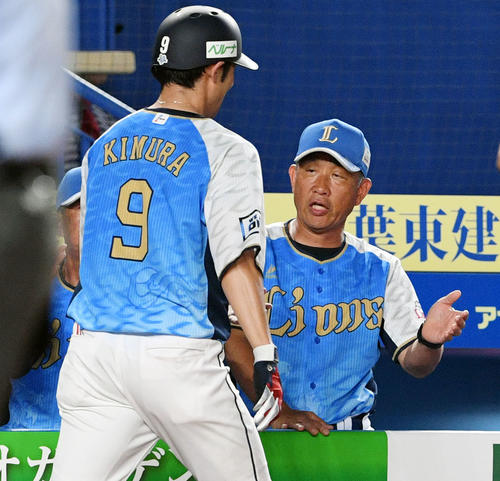 ロッテ対西武　7回表西武1死、同点となる左越えソロ本塁打を放った木村（手前）出迎える辻監督（撮影・滝沢徹郎）