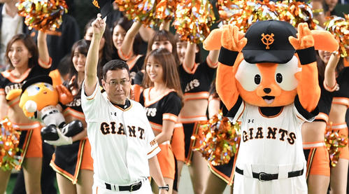 巨人対ヤクルト　ヤクルトに3連勝しファンの声援に応える巨人原監督（撮影・横山健太）