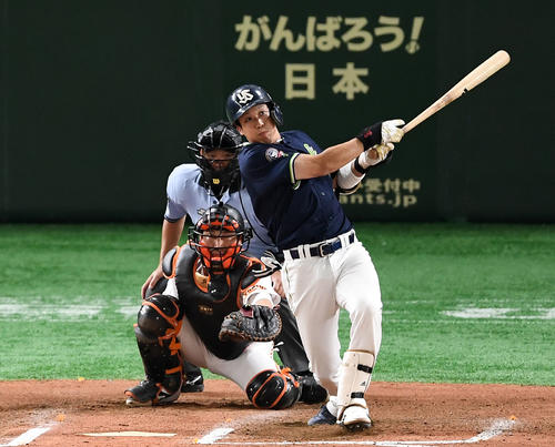 巨人対ヤクルト　6回表ヤクルト無死、左越え本塁打を放つ山田哲（撮影・横山健太）