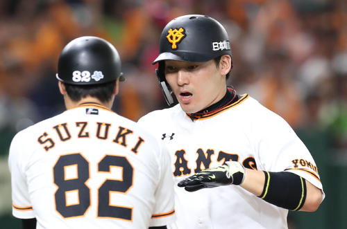 巨人対ヤクルト　5回裏巨人1死一塁、2点本塁打を放ち鈴木コーチ（左）とタッチを交わす丸（撮影・垰建太）