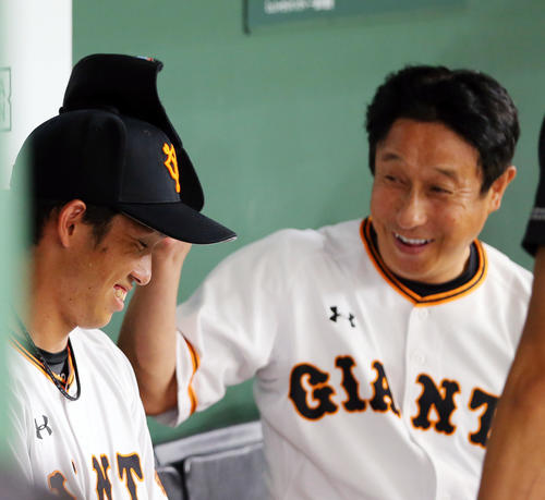 巨人対ヤクルト　6回の登板を終えベンチに引き揚げた巨人先発の高橋（左）は宮本コーチ（右）と笑顔で談笑する（撮影・垰建太）