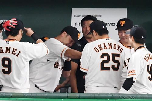 巨人対ヤクルト　試合前、巨人阿部（左）から気合を注入される岡本（右）（撮影・横山健太）