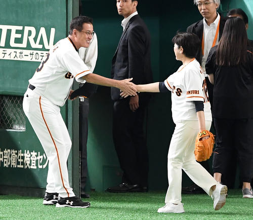 巨人対ヤクルト　始球式を終え握手を交わす小池百合子東京都知事（右）と巨人原監督（撮影・横山健太）