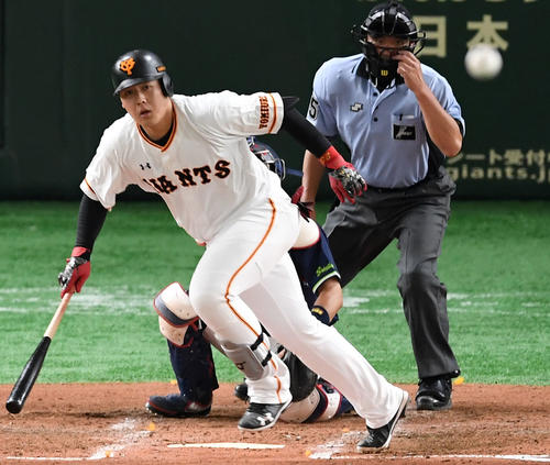 巨人対ヤクルト　3回裏巨人2死一、二塁、中前適時打を放つ岡本（撮影・横山健太）