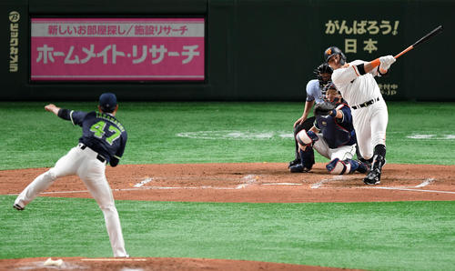 巨人対ヤクルト　3回裏巨人2死一、二塁、2打席連続となる左越え3点本塁打を放つゲレーロ（撮影・横山健太）