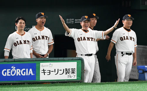 巨人対ヤクルト　3回裏巨人2死一、二塁、ゲレーロが2打席連続となる左越え3点本塁打を放ち両手を広げ歓喜する原監督（中央）（撮影・横山健太）