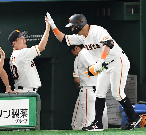 巨人対ヤクルト　2回裏巨人無死、右越え本塁打を放ったゲレーロ（右）をタッチで迎える原監督（撮影・横山健太）