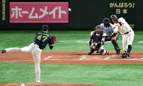 巨人対ヤクルト　2回裏巨人無死、右越え本塁打を放つゲレーロ（撮影・横山健太）