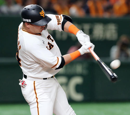 巨人対ヤクルト　3回裏巨人2死一、二塁、3点本塁打を放つゲレーロ（撮影・垰建太）