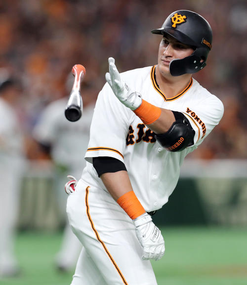 巨人対ヤクルト　3回裏巨人2死一、二塁、3点本塁打を放ちバットを投げるゲレーロ（撮影・垰建太）