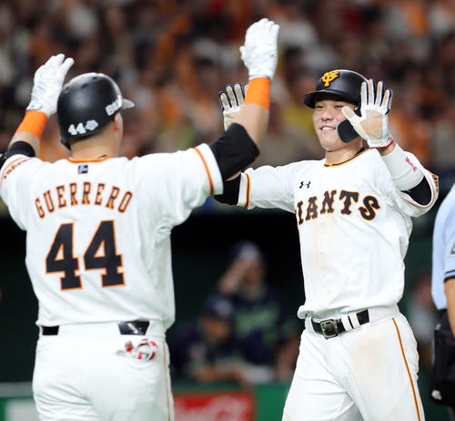 巨人対ヤクルト　3回裏巨人2死一、二塁、岡本の適時打で生還した坂本勇（右）はゲレーロと笑顔でタッチを交わす（撮影・垰建太）
