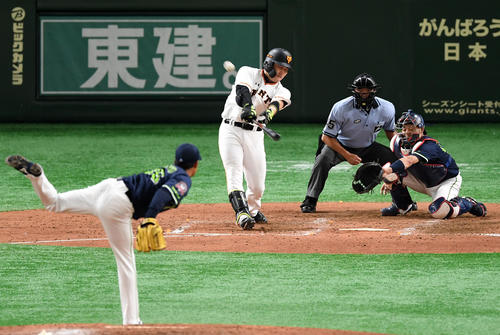 巨人対ヤクルト　5回裏巨人1死一塁、右越え2点本塁打を放つ丸（撮影・横山健太）