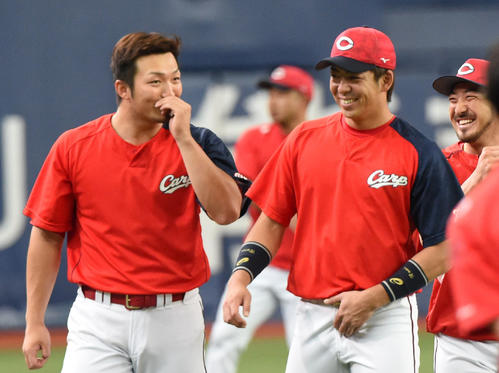 阪神対広島　練習中、笑顔を見せる左から鈴木誠也、野間峻祥、菊池涼介（撮影・奥田泰也）