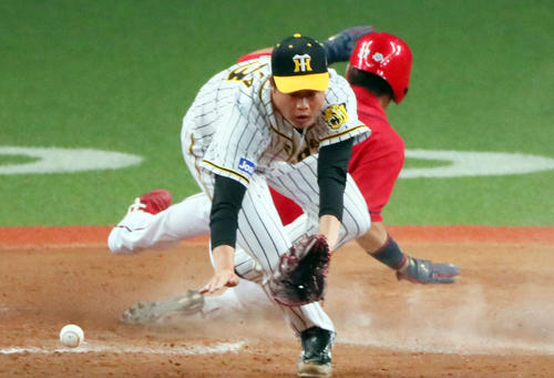 阪神対広島　5回表広島2死一、三塁、守屋功輝の暴投と梅野隆太郎の本塁悪送球で5点目を失う。打者はアレハンドロ・メヒア（撮影・宮崎幸一）