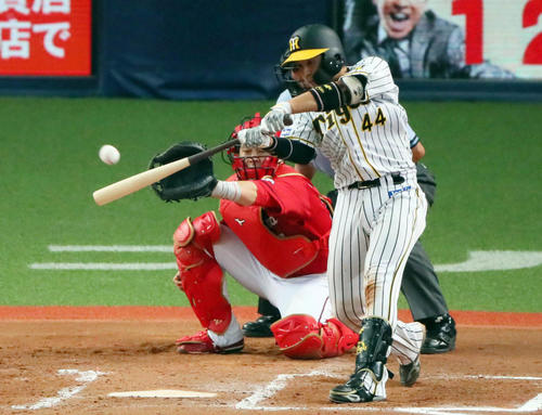 阪神対広島　6回裏阪神1死満塁、梅野隆太郎は右前適時打を放つ（撮影・宮崎幸一）