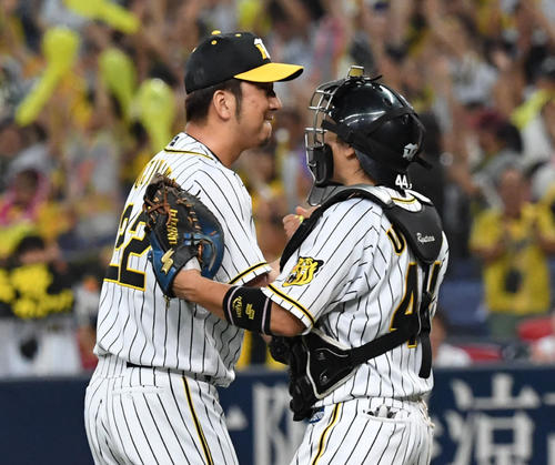 阪神対広島　9回から登板した藤川球児（左）は広島打線をピシャリと抑え梅野隆太郎と握手を交わす（撮影・奥田泰也）