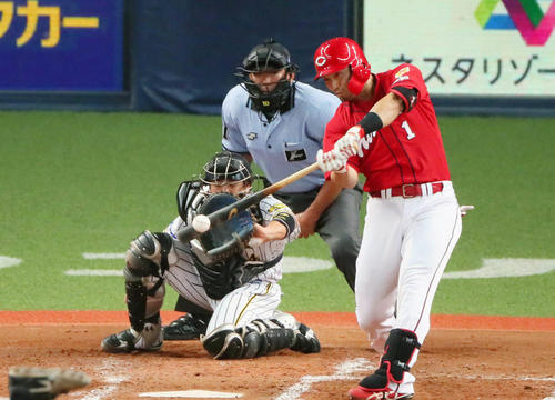 阪神対広島　2回表広島2死二塁、鈴木は中前勝ち越し適時打を放つ（撮影・宮崎幸一）