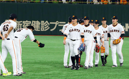 巨人対ヤクルト　ヤクルトに勝利し巨人ゲレーロ（中央）は脱帽で頭を下げる坂本勇（左）に笑顔を見せる（撮影・垰建太）