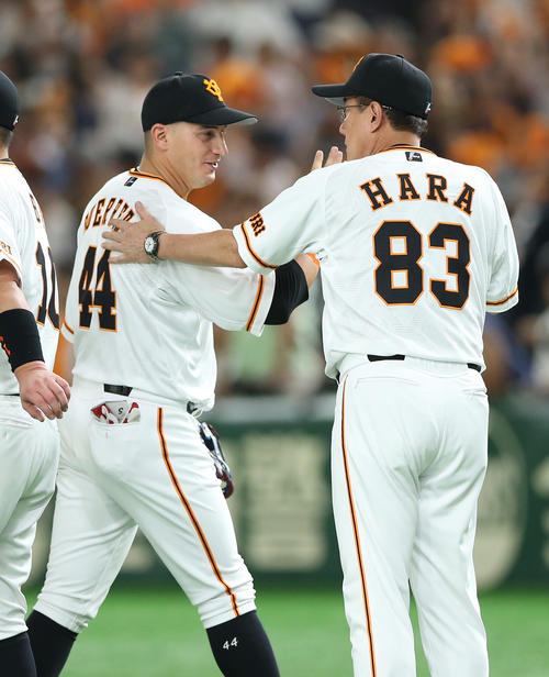巨人対ヤクルト　ヤクルトに勝利し、2本塁打を放ったゲレーロ（左）をねぎらう原監督（撮影・河野匠）