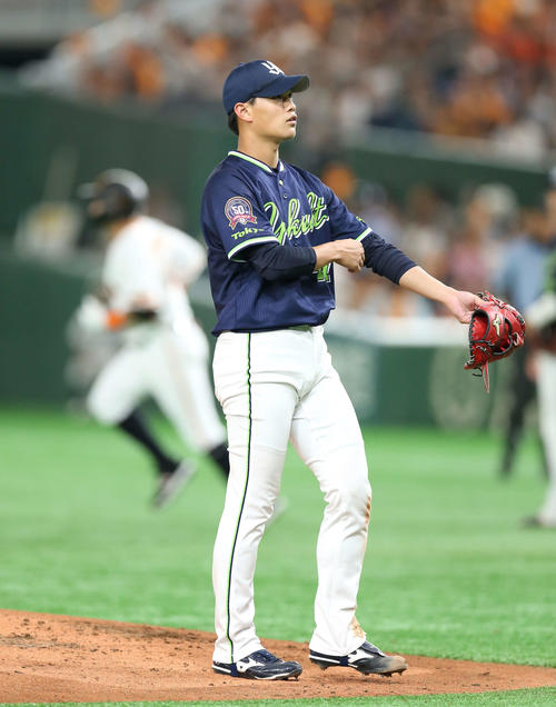 巨人対ヤクルト　2回裏巨人無死、ゲレーロ（後方）に先制の右越え本塁打を浴びる高橋（撮影・河野匠）
