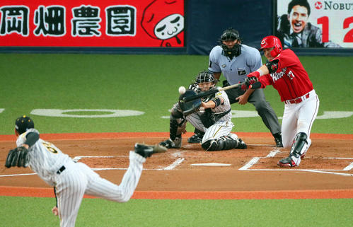 阪神対広島　2回表広島無死一、二塁、会沢翼は中前同点適時打を放つ（撮影・宮崎幸一）