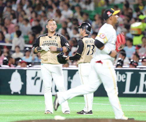 ソフトバンク対日本ハム　3回表日本ハム2死満塁、中田は左飛に終わり残念そうな表情（撮影・梅根麻紀）